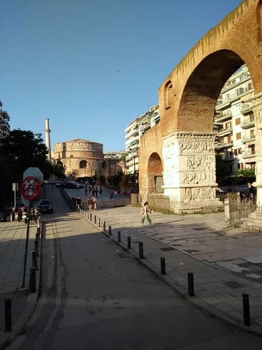 LA ROTONDE ET L'ARC DE GALÈRE