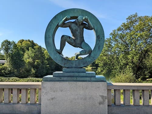 L'HOMME DANS LA ROUE