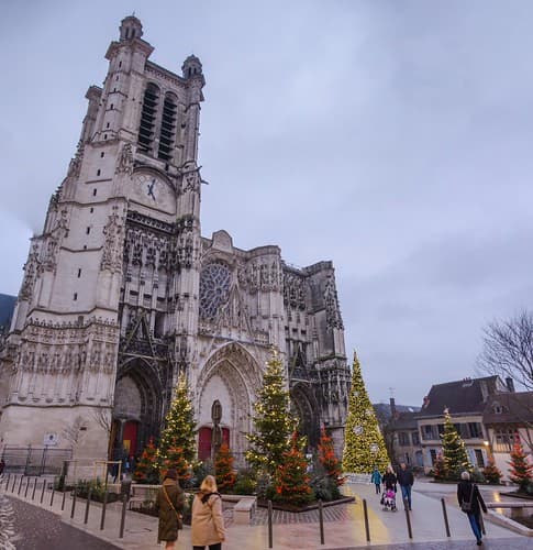 Le parvis de la Cathédrale de Troyes