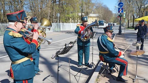 Fanfare  à Tsarskoïe Selo.-  Parkovaya Ulitsa, Saint-Petersbourg (3)