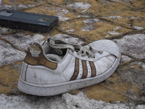 LOST SNEAKER