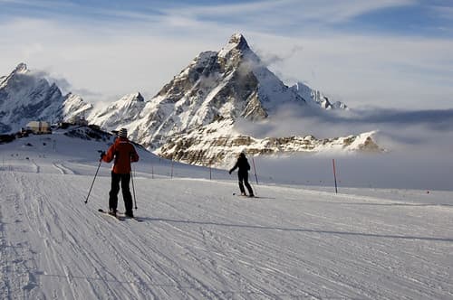 Stunning views skiing down from Klein Matterhorn