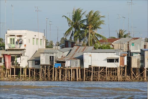 Maisons sur pilotis au bord du Bassac (Chau Doc, Vietnam)