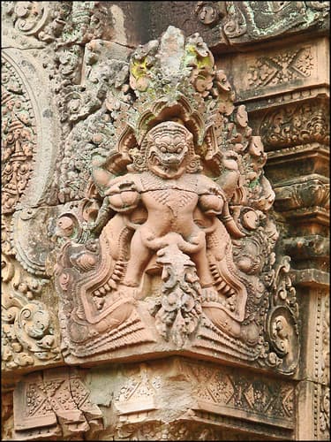Décor d'angle (Banteay Srei, Angkor)