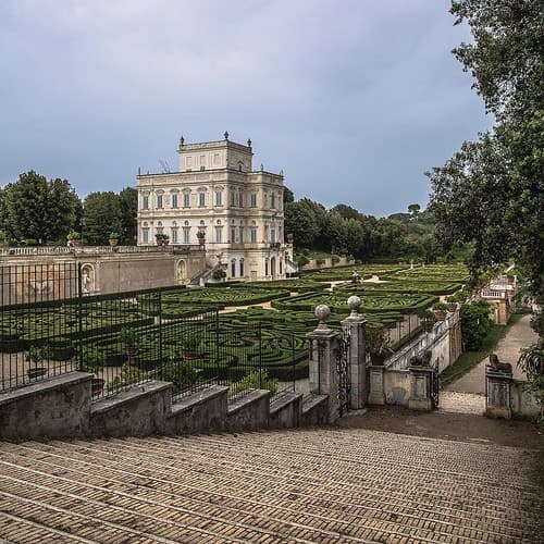 A Rome tu te promènes tranquillement dans un parc et hop tu tombes sur la somptueuse villa Doria Pamphili comme ça sans prévenir.  In Rome you walk through a park and then you see the beautiful Doria Pamphili Villa... Wow #rome #italie #vetcinrome