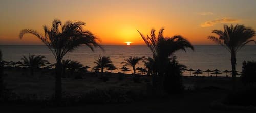 ... mořský ráj to na pohled. V Egyptě, jižně od města Marsa Alam, která dala název jedné velké, desítky kilometrů dlouhé  rudomořské destinaci. Zde byla pořízena většina fotografii, další v destinaci Safaga a v Tabě v Akabském zálivu.