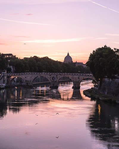 Coucher de soleil sur le Vatican et le pont Sisto  Pink #sunset over the Vatican and ponte Sisto #rome #italie #vetcinrome