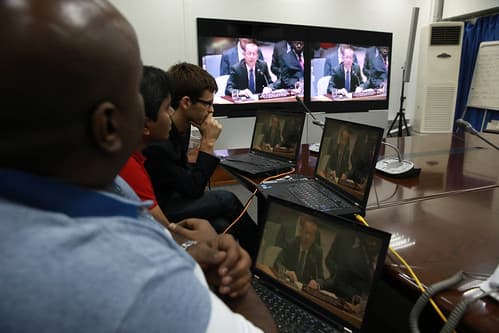 Kinshasa - 19 mars 2015. Le personnel de la MONUSCO suit attentivement l’intervention du RSSG, Martin Kobler, à l’ occasion d'une réunion du Conseil de sécurité des Nations Unies à New York sur la situation en RDC