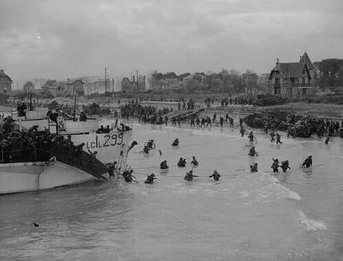 View looking east along the “Nan White” beach, showing personnel of the 9th Canadian Infantry Brigade landing on D-Day / Vue direction est le long du secteur « Nan White », et du débarquement de la 9e Brigade d’infanterie canadienne le Jour J