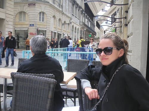 Courtney Boyle.  Se détendre et prendre un café à Bordeaux