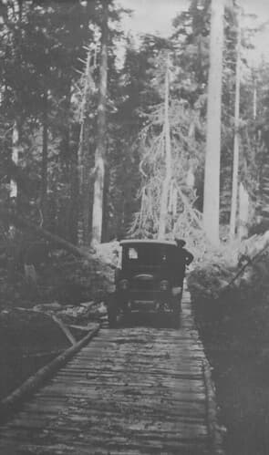 An automobile travelling along corduroy road to coast copper mine, Trail, British Columbia, June 1928 / Automobile roulant sur un chemin de rondins vers la mine de cuivre Coast Copper, à Trail, en Colombie-Britannique, en juin 1928