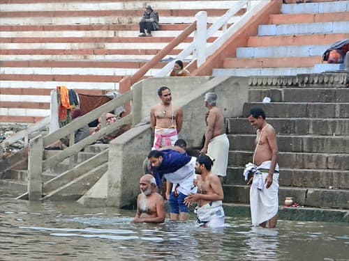 Bains rituels dans le Gange (Varanasi)