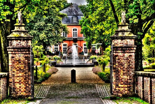 Barock Schloss Wickrath mit Brunnen