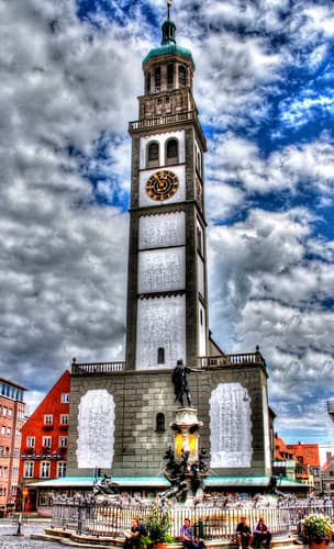 Augsburg Perlachturm, davor der Augustusbrunnen