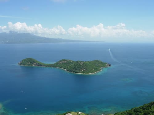 La Guadeloupe vue depuis Les Saintes