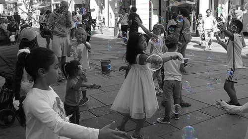 Elle danse avec les bulles...