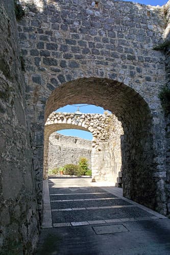 France-002662 - Roadway & Arches