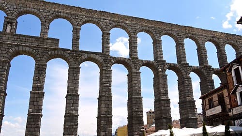 P1040831 Espagne, Segovia, Plaza del Azoguejo, l'aqueduc romain, un splendide ouvrage d'art atteignant 28 mètres et long de 728 mètres