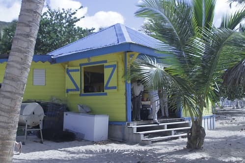 J3 (Jour J) : Caribewave à la Désirade - installation par Gwadalug du pont wifi reliant la plage de la Désirade à la Chapelle et allant jusqu'à Saint François