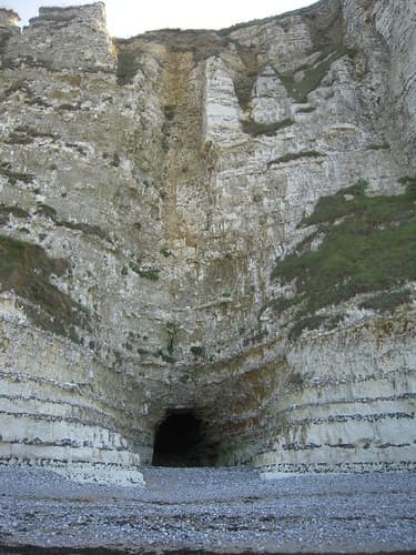 ENTRÉE D'UNE GROTTE