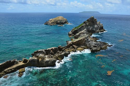 Vue sur l'île de la Désirade à partir de la pointe des Châteaux
