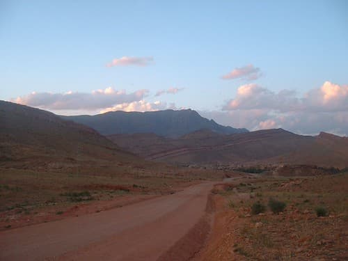 Route au milieu des montagnes