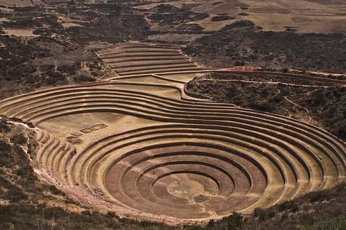 Direction la Vallée sacrée au Pérou... Nous sommes à Moray, Ces ruines étaient probablement un centre de recherche agricole. Sur chaque terrasse, un microclimat. Ici tout montre à quel point les incas étaient créatifs et ingénieux. --- Let's go to the s