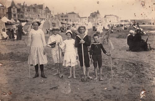 Ready for the beach, Les Sables-d'Olonne (1910)