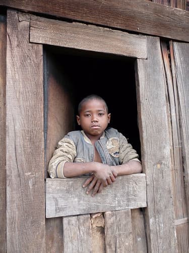 Enfant à la fenêtre, pays Zafimaniry, Madagascar