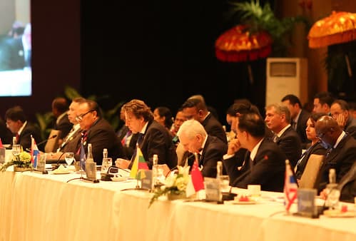 160322 Koenders bezoekt Indonesië