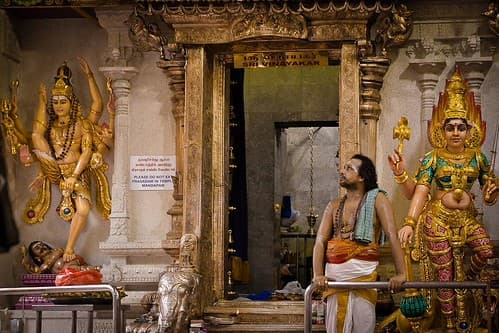 En grande amoureuse de l’Inde et de sa culture, je suis bien sûr passée par Little India. A peine les pieds posés sur le sol du Sri Veeramakaliamman que me voilà transportée ailleurs. Je retrouve les senteurs et les couleurs de l’Inde. Singapour est un v