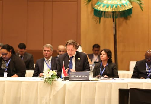 160322 Koenders bezoekt Indonesië