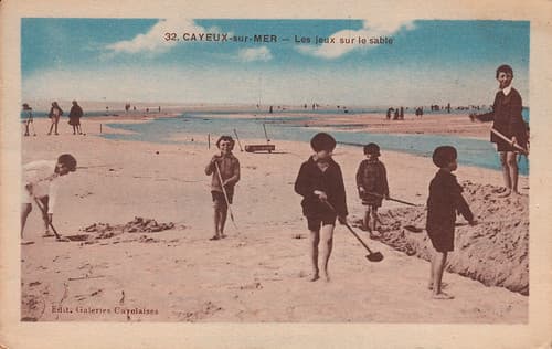32. Cayeux-sur-Mer - Les jeux sur le sable (c.1930)