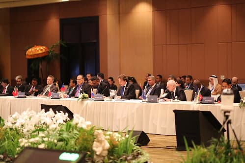 160322 Koenders bezoekt Indonesië