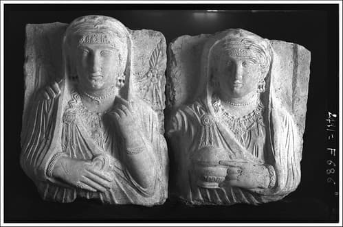 Tombeau de Iarhaï, deux plaques de loculi avec buste de femme et inscription palmyrénienne provenant de l'exèdre ouest ; deux bustes féminin, texte araméen illisible (Palmyre, Syrie)
