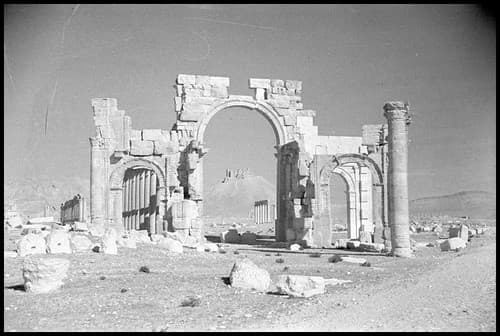 Syrie, Palmyre, l'Arc Monumental encadrant, au fond, le château Arabe (ca 1940)