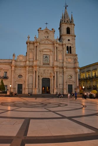 Eglise sicilienne dans la jolie ville d'Acireale