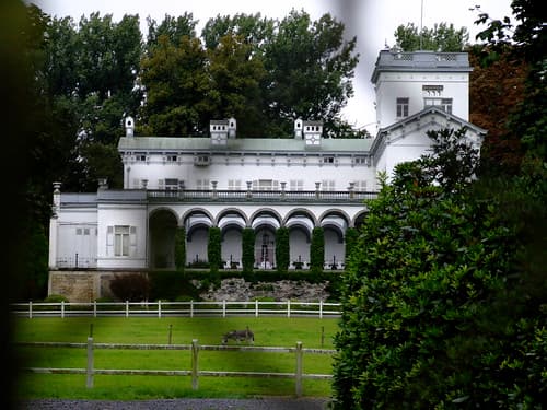 Drogenbos Kasteel through fence