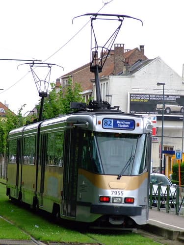 MIVB/STIB tram no 7955 at Drogenbos Kasteel