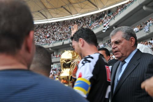 Le capitaine suivi du président du club sfaxien (Moncef Sellami).