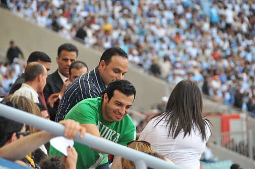 Iheb Taoufik saluant des amis à la tribune d'honneur du stade de Radès, Tunis