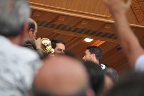 Distribution de la coupe au capitain sfaxien.. On voit Zaba donnant la coupe