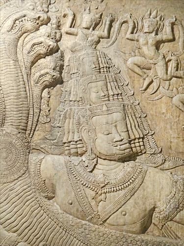 Moulage et original (détail du barattage de la mer de lait, Angkor Vat)