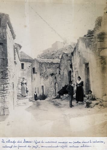 Women in Les Baux-de-Provence (albumen print, France)