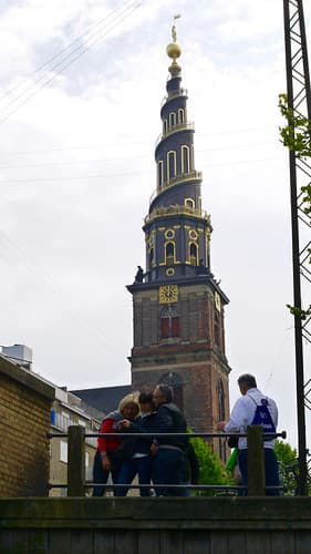 Danemark, Copenhague, Christianshavns Kanal, la flèche de l'église luthérienne Vor Frelsers Kirke (église de Notre-Sauveur) construite de 1749 à 1752