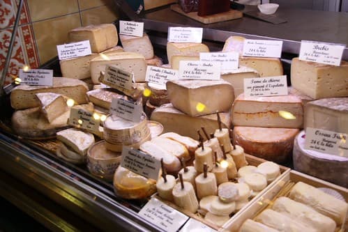 Puesto de Quesos en el Mercado de Saint Jean de Luz