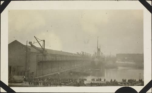Liverpool. England - Troops embarking on St. Carmania. / Liverpool, Angleterre - troupes montant à bord du NSM Carmania.