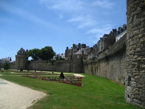 Vannes / gardens along the city ramparts