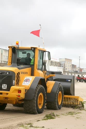 France, Pas-de-Calais (62), Stella-Plage : chargeur sur pneus volvo L90F " nettoyage de la plage "
