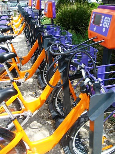 Vannes / public bikes in orange&purple!